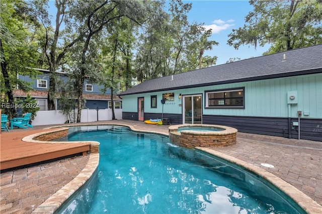 view of pool featuring an in ground hot tub