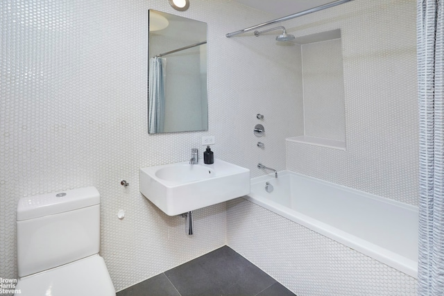 full bathroom featuring tile patterned flooring, toilet, sink, and shower / tub combo with curtain