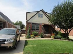 view of front of home featuring a front yard