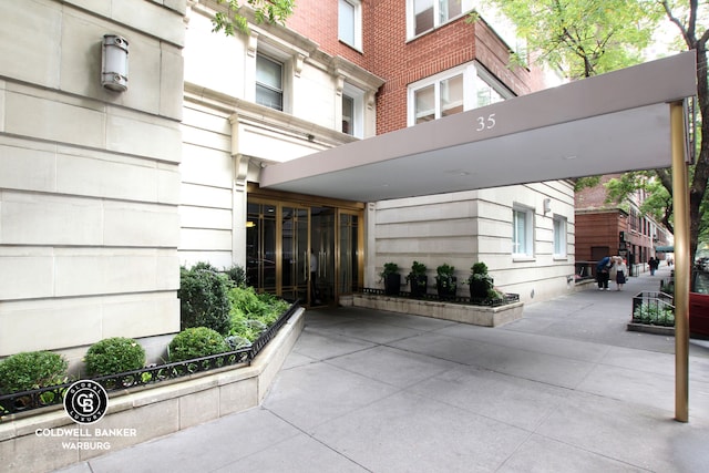 property entrance featuring a carport