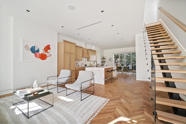 living room with sink and light parquet flooring