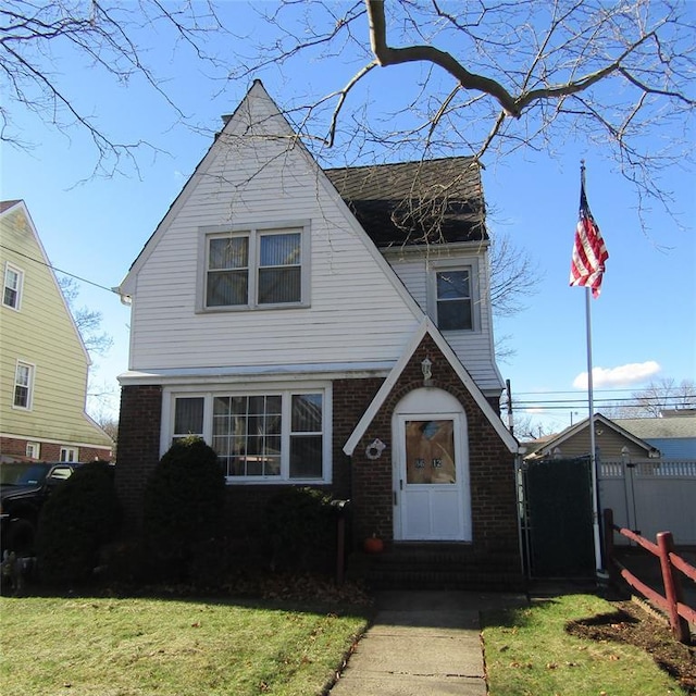 view of front of property with a front yard