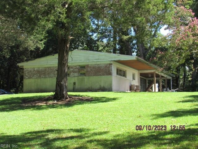 view of side of property featuring a lawn