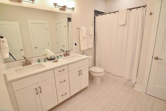 full bathroom with shower / tub combo with curtain, vanity, and toilet