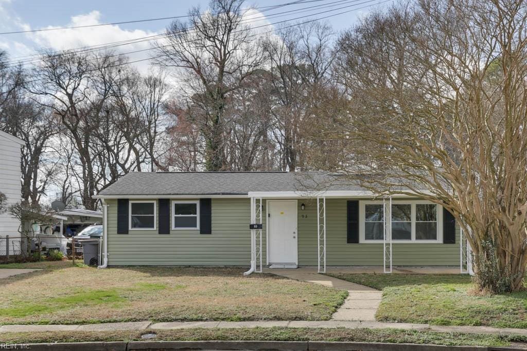 view of front of property with a front yard