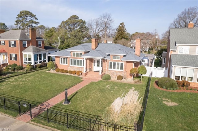 view of front of home featuring a front lawn