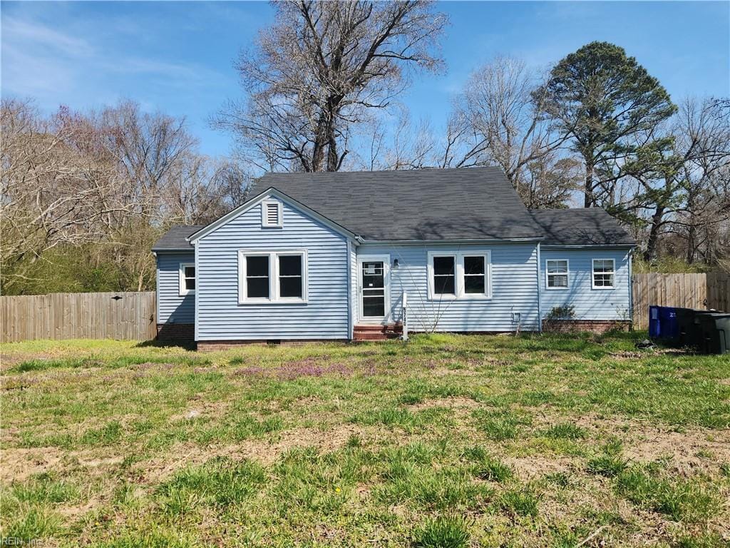 back of house featuring a yard