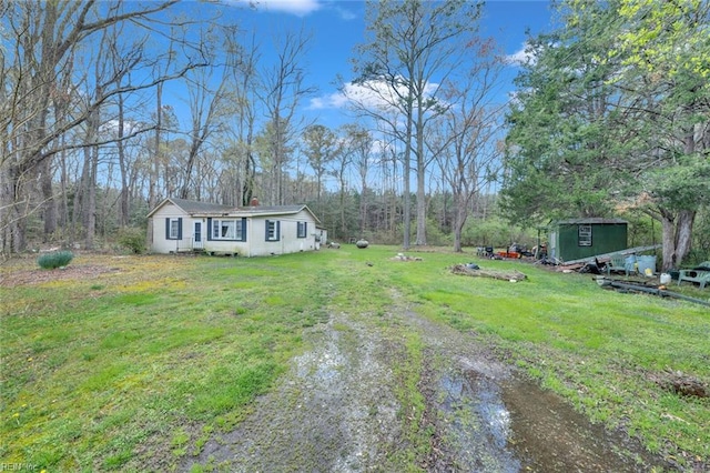 view of yard featuring a storage unit