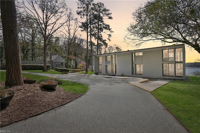 view of front of property featuring a lawn