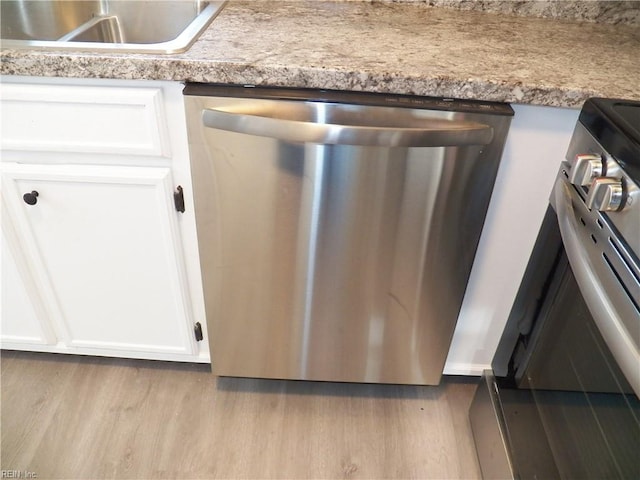 room details featuring sink, light hardwood / wood-style floors, dishwasher, and range