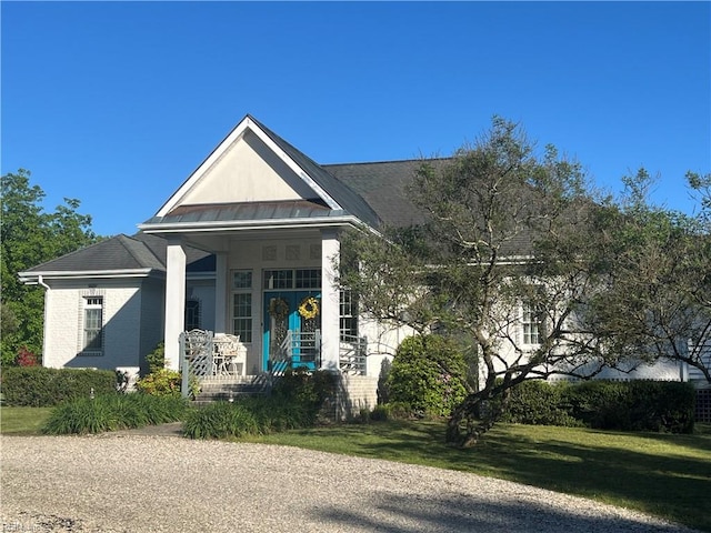 view of front facade featuring a front yard