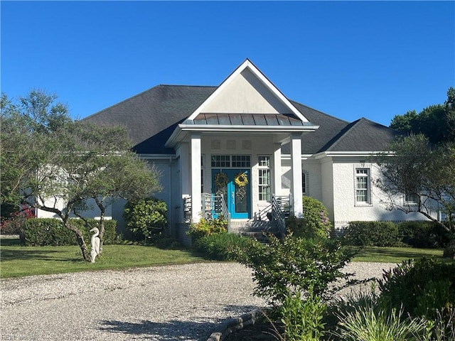 view of front of house with a front lawn