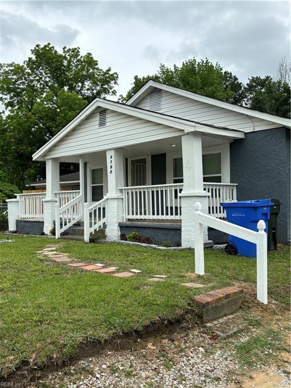 view of front of property featuring covered porch and a front yard