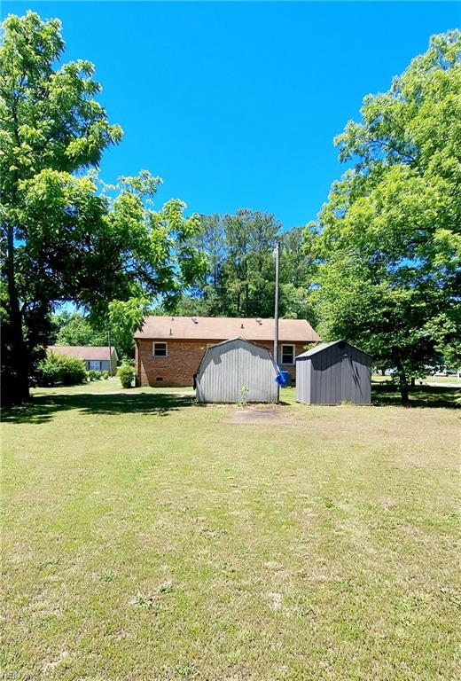 view of yard with a storage unit