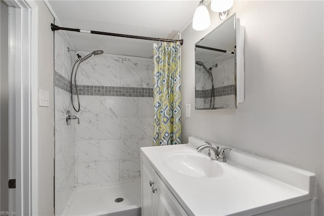 bathroom featuring a shower with curtain and vanity