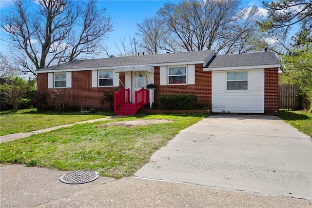 single story home featuring a front lawn