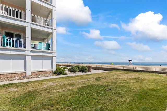 view of yard featuring a water view