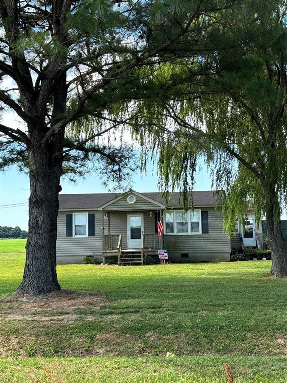 single story home featuring a front yard