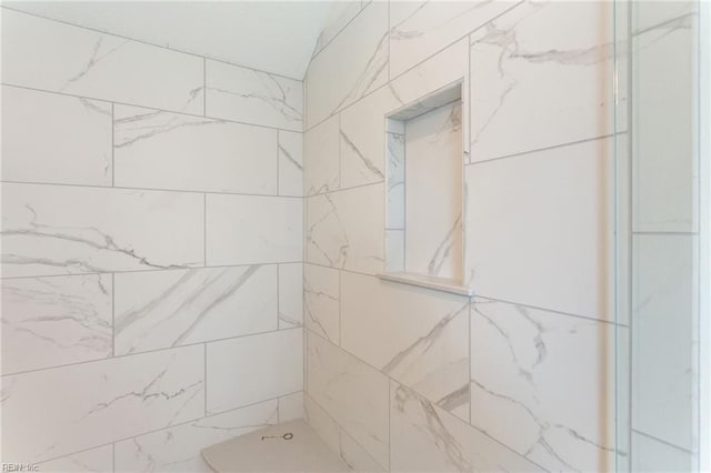 bathroom featuring a tile shower