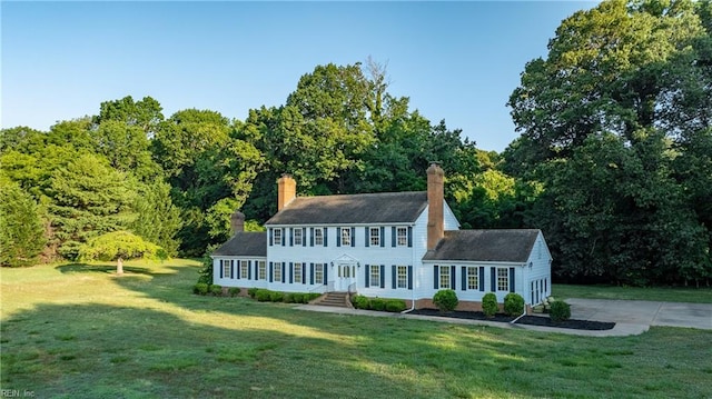 view of front of house with a front lawn