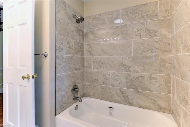 bathroom featuring tiled shower / bath combo