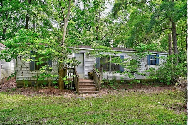 view of front of house featuring a front lawn