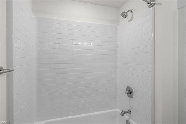 bathroom with tiled shower / bath combo