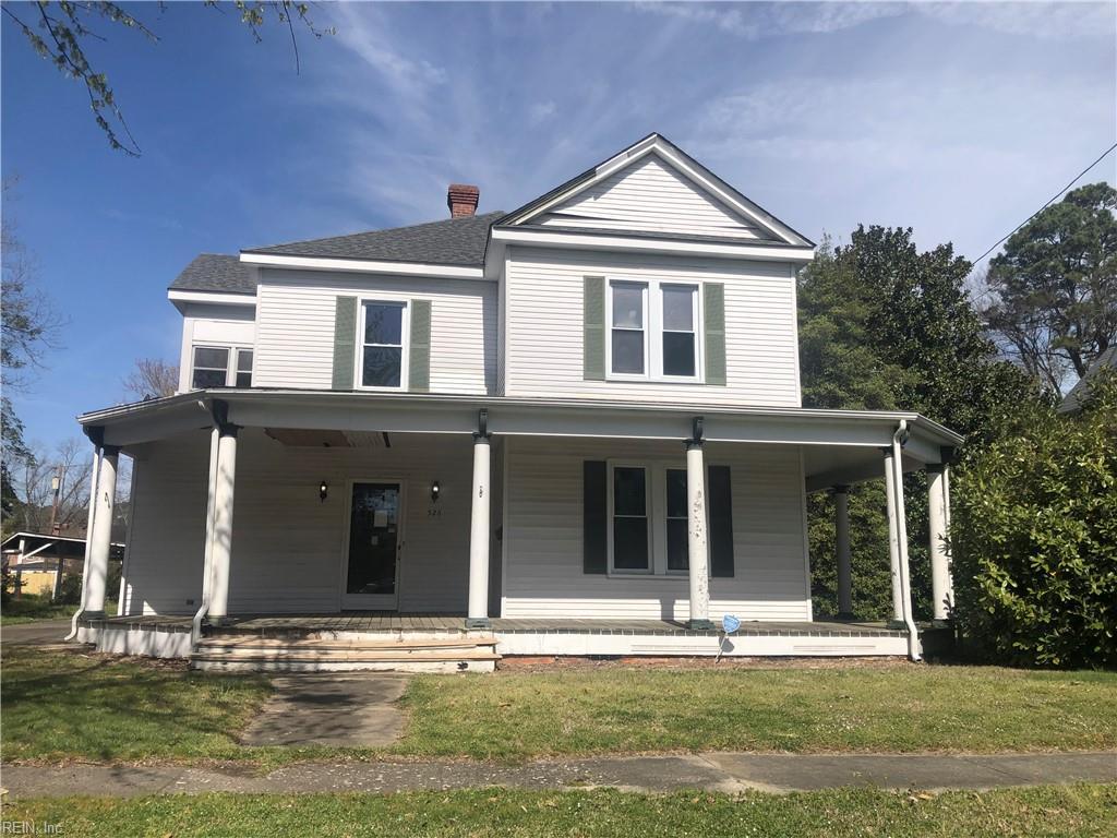 view of front of house featuring covered porch and a front yard