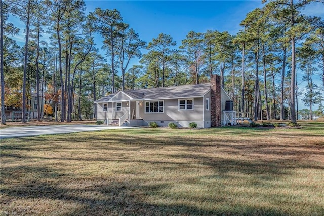 view of front facade with a front yard