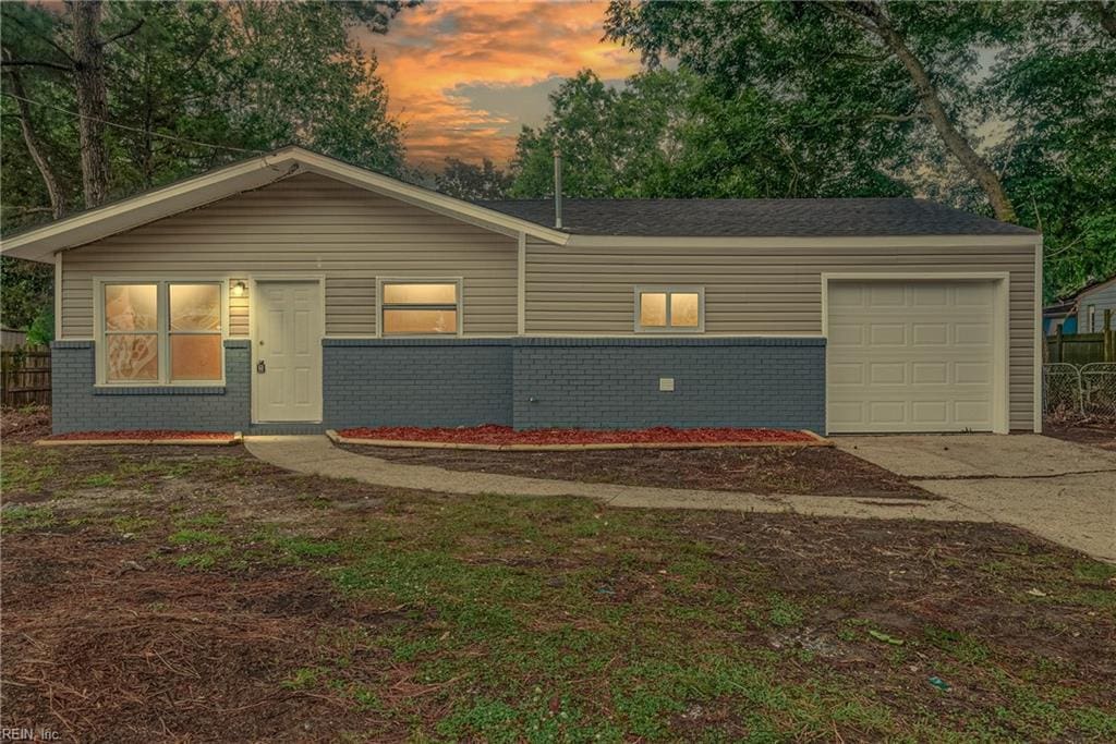 view of front facade featuring a garage