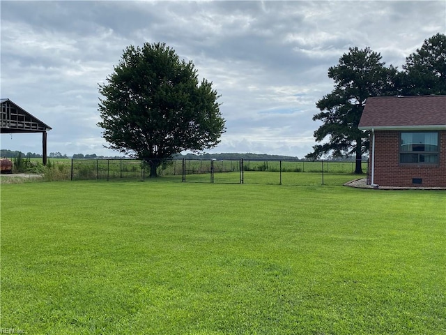 view of yard featuring a rural view