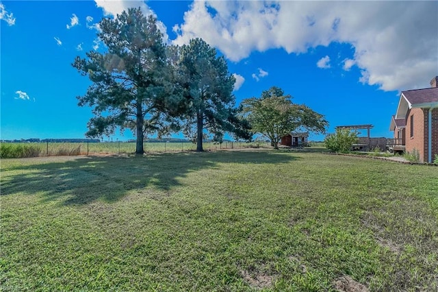 view of yard featuring a storage shed