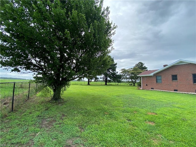 view of yard with a rural view