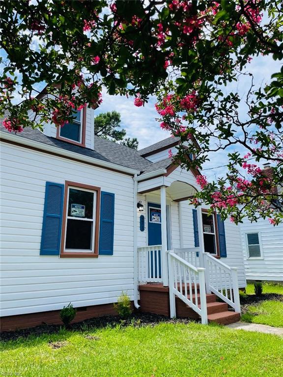 view of front of home with a front lawn