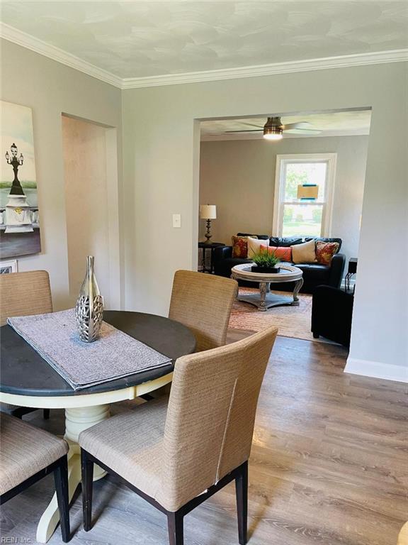 dining area featuring ceiling fan, hardwood / wood-style floors, and ornamental molding