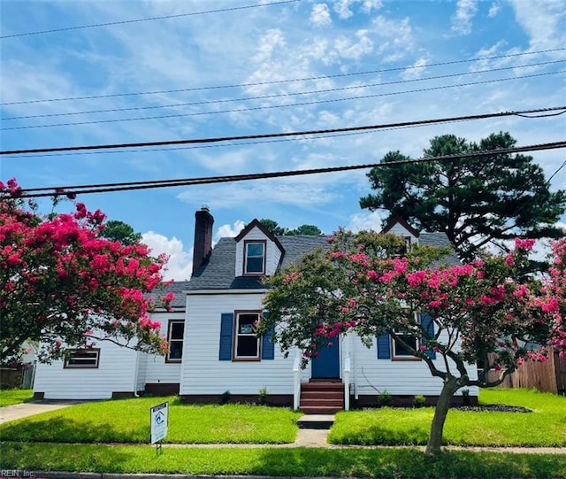 view of front facade featuring a front yard