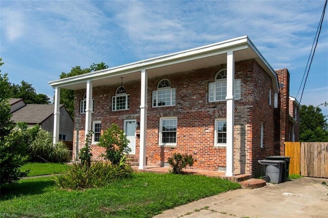 view of front facade featuring a front lawn