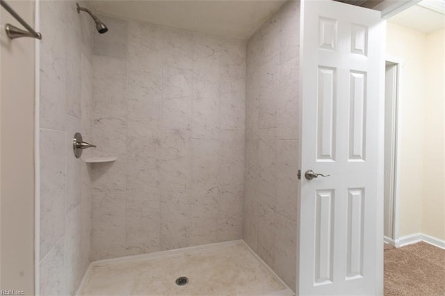 bathroom featuring a tile shower