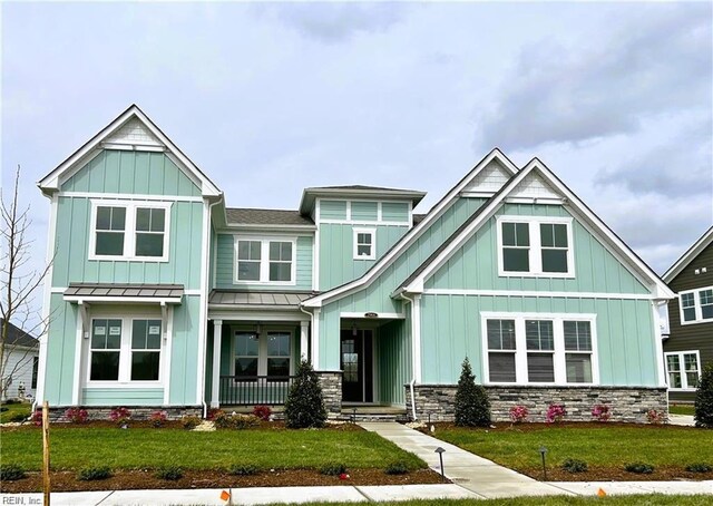 craftsman house featuring a porch and a front lawn