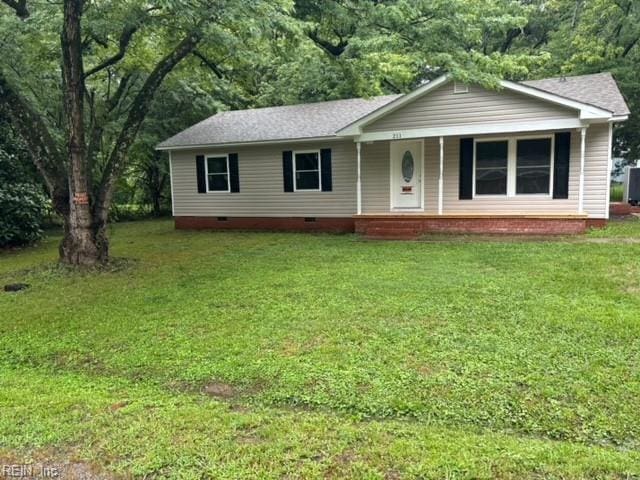 single story home with a front lawn