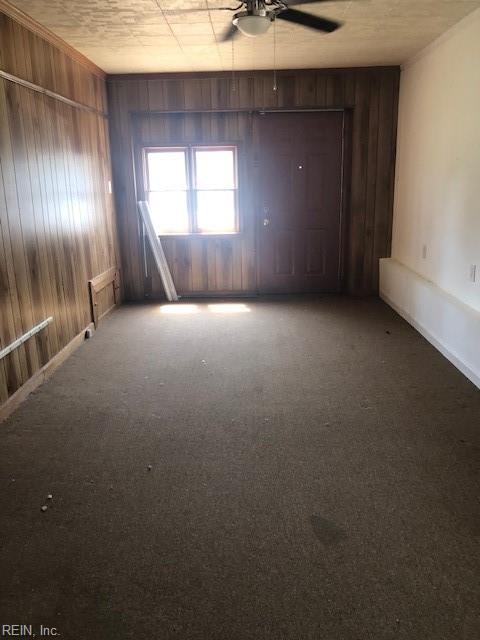 carpeted empty room featuring ceiling fan