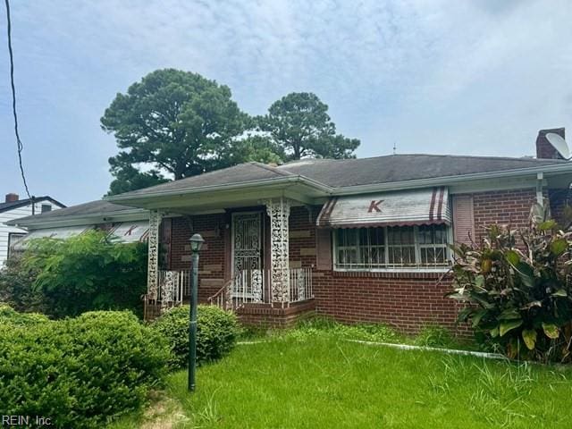 view of front of house featuring a front yard