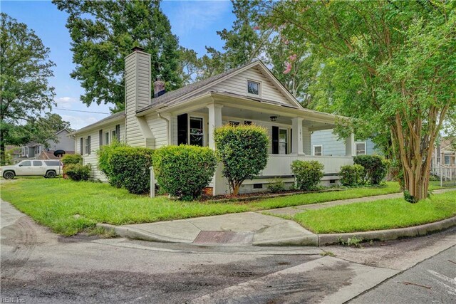 view of front of property with a front yard