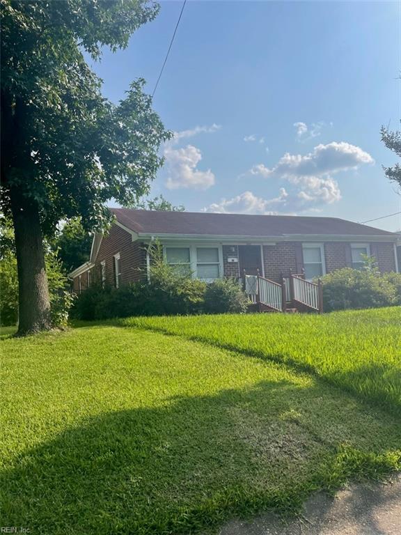 view of front of home with a front yard