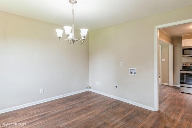 unfurnished room with ornamental molding, dark wood-type flooring, and an inviting chandelier