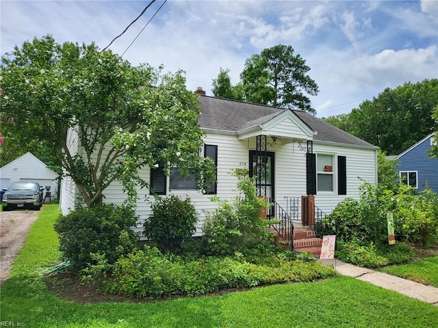 view of front of property featuring a front yard