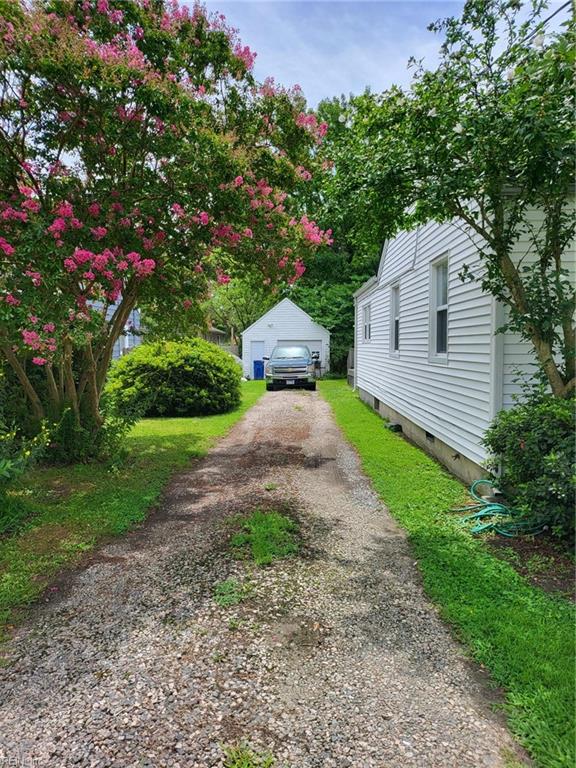 view of yard with an outdoor structure and a garage