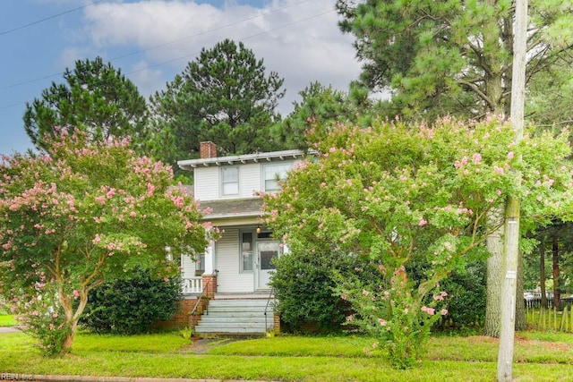 view of front of house featuring a front yard