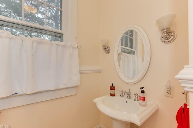 bathroom featuring sink