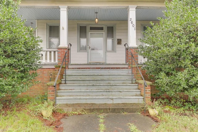 entrance to property featuring covered porch